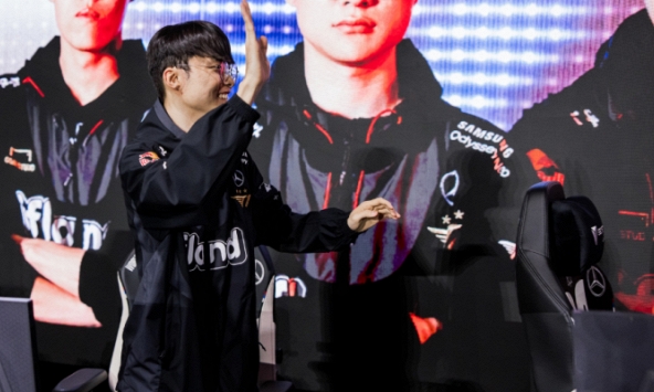 T1 đại thắng, pha xử lý thần thánh của Faker được yêu cầu đưa ngay vào SGK