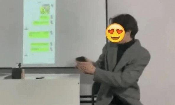 Yêu cầu check lịch sử duyệt web của sinh viên rồi trình chiếu lên bảng, nam giảng viên khiến nhiều người ngượng tái mặt