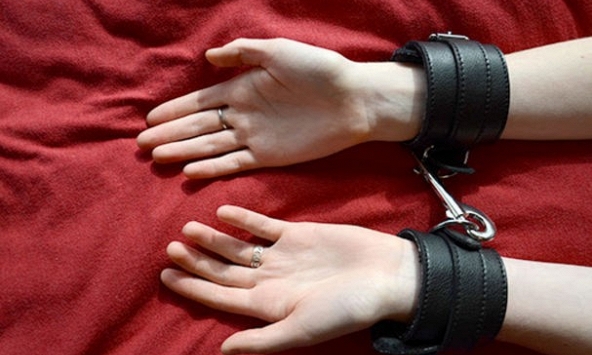 Chồng hào hứng làm điều này mỗi khi 'quan hệ' khiến người phụ nữ khóc nghẹn, phải cầu cứu chuyên gia