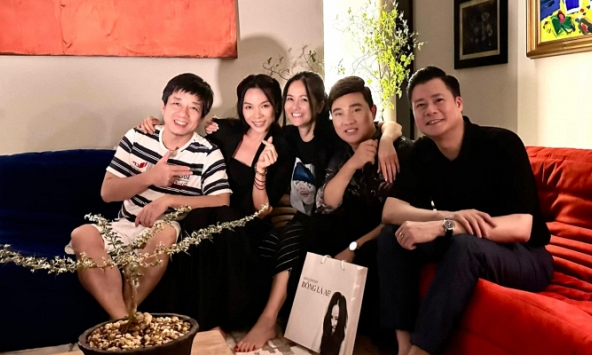 Mỹ Tâm thân thiết sang ăn tân gia Hồng Nhung ngay sau ồn ào 'Cô Bống' gác chân lên tấm bảng tên 'Nếu anh đi'