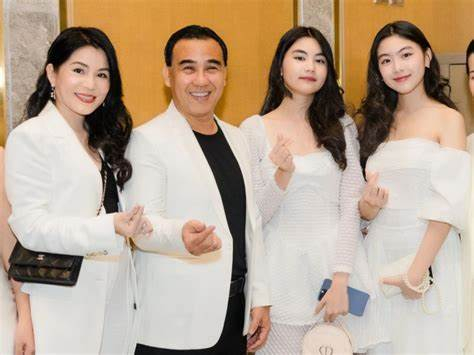 Dân tình 'soi' được 1 hành động của Quyền Linh trên mạng xã hội, luôn quan tâm kỹ lưỡng thế này, bảo sao con gái học giỏi thế!