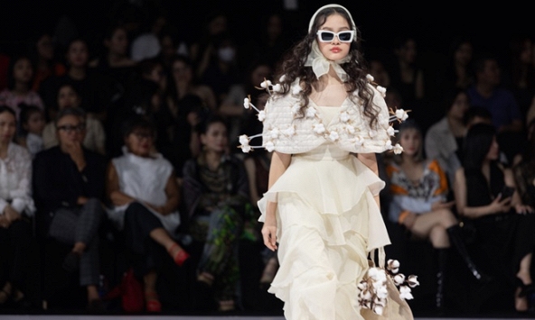 Mẫu nhí Tô Ngọc Diệp catwalk đầy thần thái tại Tuần lễ Thời trang Quốc tế Việt Nam 2023