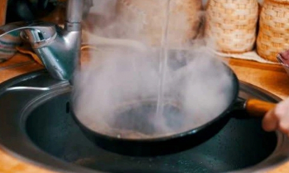 Đầu bếp khách sạn chia sẻ lý do vì sao không nên rửa chảo dầu mỡ bằng nước nóng, nguyên nhân xuất phát từ thói quen của 90% người dùng