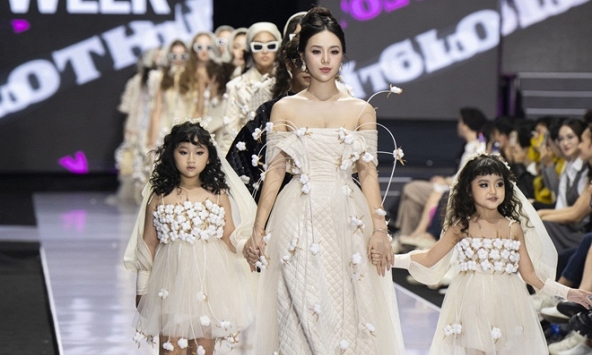 Mẫu nhí 6 tuổi xinh như búp bê sánh vai cùng diễn viên Quỳnh Kool, mở màn show diễn của NTK Thảo Nguyễn