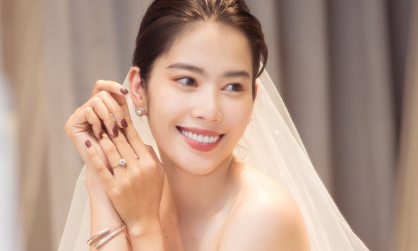 Nam Em khoe cận cảnh chiếc nhẫn cỡ 'khủng' ở ngón áp út giữa tin đồn chuẩn bị lấy chồng