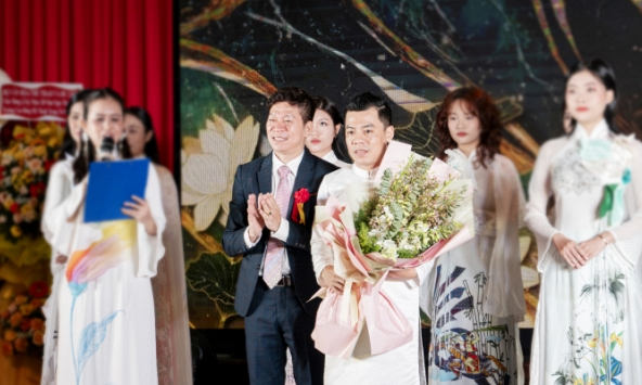 NTK Tạ Linh Nhân nhận bằng khen của Tổng cục Giáo dục nghề nghiệp