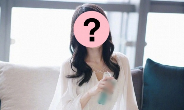 Nữ thần có đôi mắt đẹp nhất showbiz 41 tuổi vẫn xinh như búp bê, đổ vỡ sự nghiệp vì từ mặt cha mẹ ruột