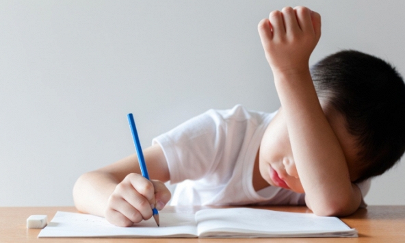 Học sinh tiểu học viết văn kể chuyện xin mẹ một thứ, cô giáo đọc xong cũng tò mò không biết phụ huynh đáp sao