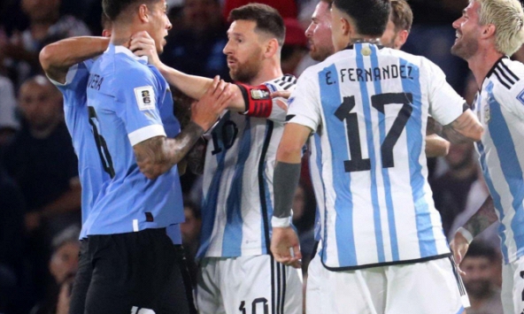 Messi đánh chỏ, bóp cổ đối thủ trong ngày tuyển Argentina bất ngờ nhận thất bại