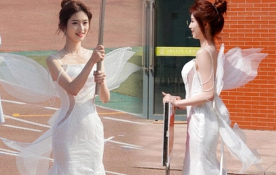 Chỉ cầm bảng diễu hành, hai nữ sinh khiến dân mạng xôn xao, nhan sắc 'không phải dạng vừa'