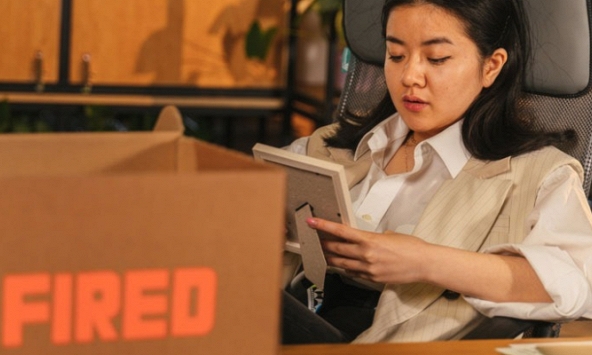 Cô gái bị sa thải khi đòi tăng lương, càng ngạc nhiên khi nhìn thấy lý do đuổi việc sếp đưa ra và quyết tâm kiện đến cùng