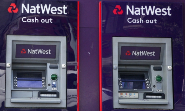 Máy ATM gặp lỗi nhả gấp đôi tiền, người dân tranh nhau đi rút 