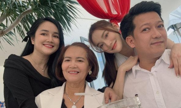 Nhã Phương lên đồ dự tiệc khoe nhan sắc hậu sinh nở, Trường Giang để lộ mối quan hệ với gia đình vợ 