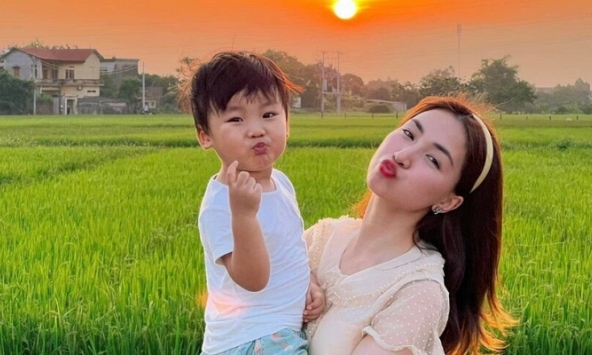 Hòa Minzy khoe ảnh đưa con đi chơi: Thì ra có một nơi chỉ tốn 7, 8 ngàn đồng nhưng giúp con sáng tạo vô đối