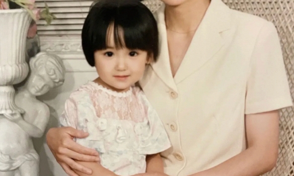 Khoe ảnh hồi bé, “phú bà” hot nhất Trung Quốc hiện tại hé lộ đẳng cấp giàu có của gia đình