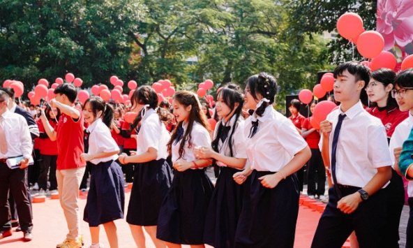 Một tiết mục văn nghệ 20/11 cực hoành tráng tại 'Harvard Việt Nam', ai cũng trầm trồ