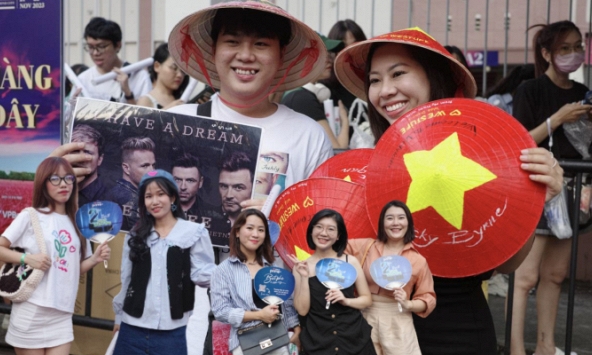 Các bạn trẻ được 'trang bị' tận tình, hào hứng check-in trước giờ G tại concert của Westlife