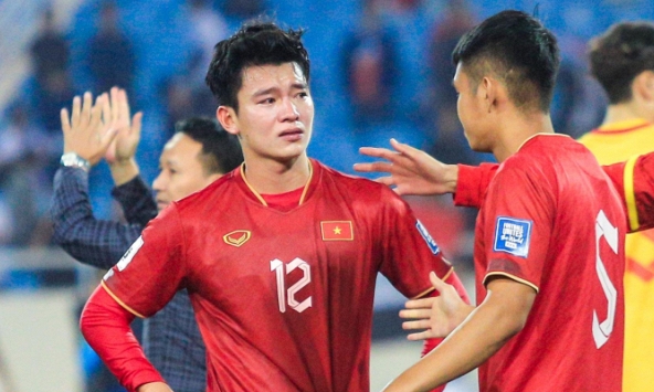 Hậu vệ tuyển Việt Nam ôm đầu, bật khóc nức nở sau trận thua đầy tiếc nuối trước Iraq