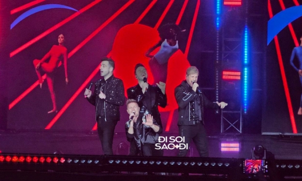 Westlife cất tiếng hát mở màn The Wild Dreams Tour, siêu hit Uptown Girl vang lên!