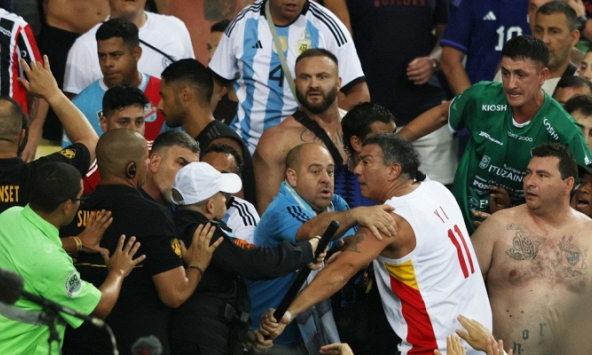 CĐV Argentina và Brazil ẩu đả trên khán đài, Messi bất lực gọi đồng đội vào đường hầm vì trận đấu tạm hoãn