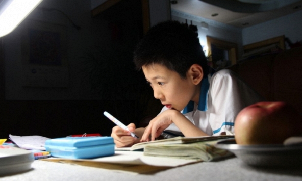 Học sinh tiểu học viết văn tả giáo viên chủ nhiệm, thật thà đến độ bị thầy giáo yêu cầu 'gọi ngay phụ huynh đến'