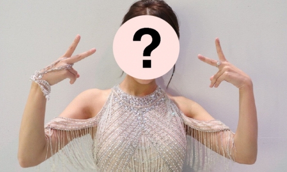 Mỹ nhân 'lộ clip ngoại tình' hết thời vẫn quá xinh đẹp, cố trở lại showbiz còn được 'chính thất' ủng hộ