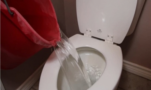 Thói quen đổ nước thải xuống bồn cầu tưởng là tốt hóa ra lại rất hại: Đây là 4 nguyên nhân