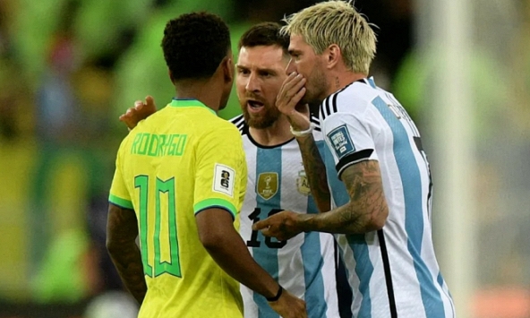 Bị cầu thủ đáng tuổi cháu chê hèn nhát, Messi tức giận dùng tay nắm cổ đối phương và đáp trả cực gắt