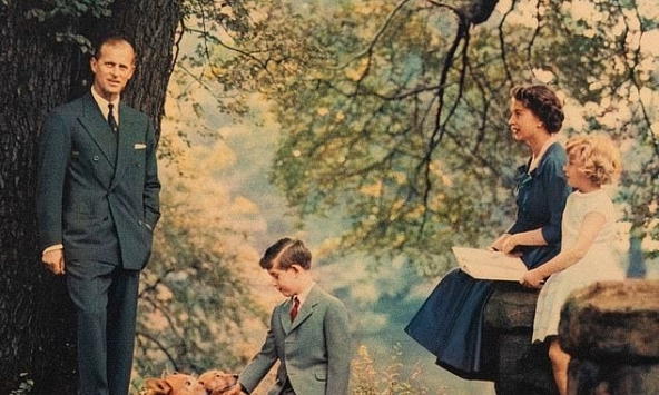 Bộ sưu tập thiệp Giáng sinh được rao bán, hé lộ những bức ảnh chưa từng thấy về cuộc sống riêng tư của cố Nữ vương Elizabeth với gia đình