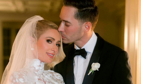 Thiên kim Paris Hilton bất ngờ thông báo con gái vừa chào đời, đúng 10 tháng sau khi đón quý tử cùng ông xã doanh nhân