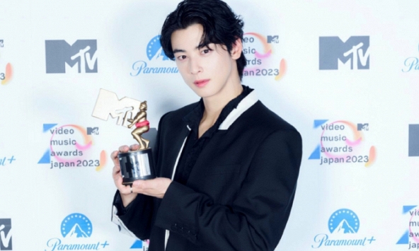 Vụ đâm chém kinh hoàng xảy ra tại lễ trao giải Cha Eun Woo tham dự, cảnh sát vội ập tới hiện trường 