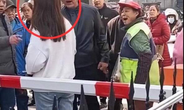 Cô gái xuống tay đánh cụ ông xin tiền khiến đám đông giận dữ chỉ trích, bị lên án mới ra sức ngụy biện: 'Do tâm trạng không được tốt'