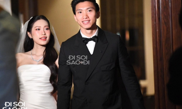 Cô dâu Doãn Hải My xuất hiện với visual đỉnh cao, nắm chặt tay Đoàn Văn Hậu bước ra lễ đường