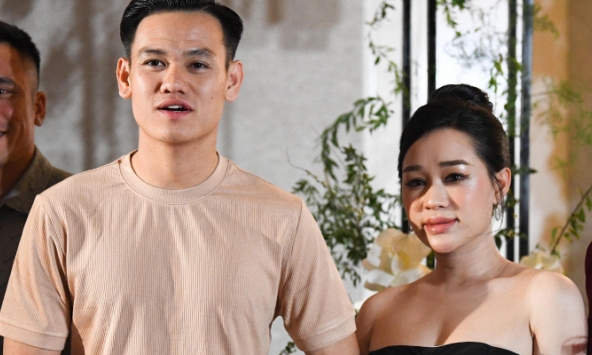 Hé lộ tiền mừng cưới Đoàn Văn Hậu của vợ chồng Hồ Tấn Tài, nhan sắc nàng WAG gây chú ý