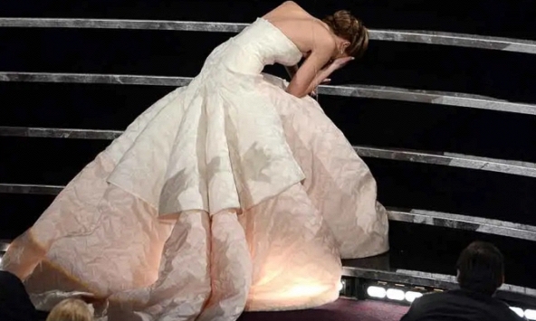 Jennifer Lawrence và cú ngã trong chiếc váy gần trăm tỷ 10 năm trước đến giờ vẫn là topic hot bền bỉ