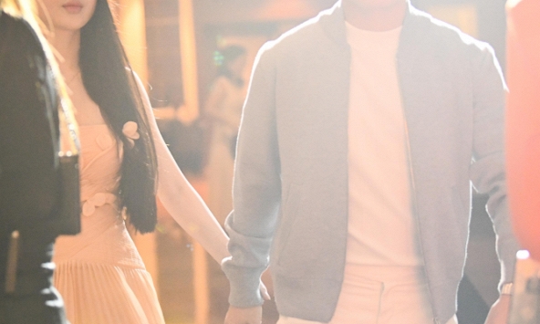 Không còn xa cách, Quang Hải chủ động nắm tay Chu Thanh Huyền giữa chốn đông người, còn nhường áo khoác cho nàng