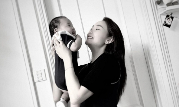 'Mẹ bỉm' Minh Hằng khoe con trai 3 tháng tuổi, kể chuyện đi tiêm phòng nhưng em bé vẫn cười toe toét