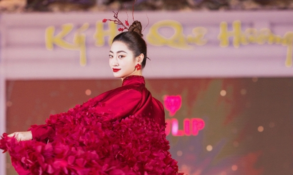 Hoa hậu Lương Thùy Linh diện áo dài, khoe vóc dáng yêu kiều sau 4 năm đăng quang Miss World Vietnam