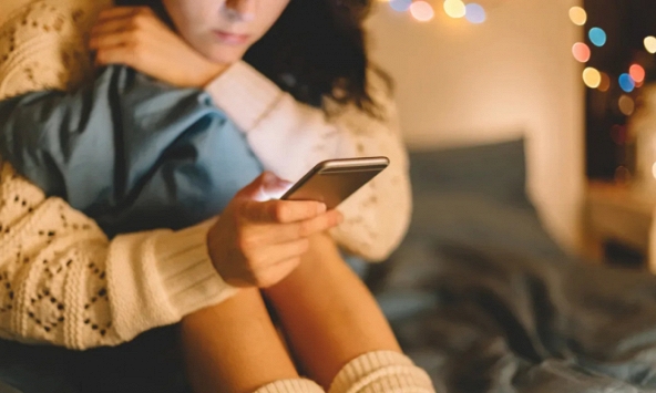 Nguy hiểm khôn lường tới sức khỏe liên quan tới thói quen sử dụng điện thoại của nhiều người