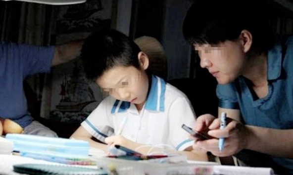 Cha mẹ thạc sĩ nhưng vẫn phải 'bó tay' trước bài toán tiểu học của con, càng nghĩ càng rối tung!