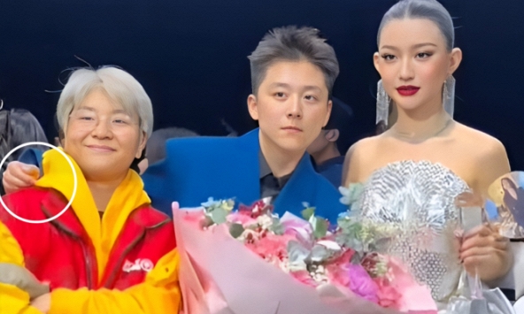 Hot lại khoảnh khắc Gavin kéo Kus Khánh Uyên vào chụp hình cùng Bâu trước khi tố ngoại tình ầm ĩ