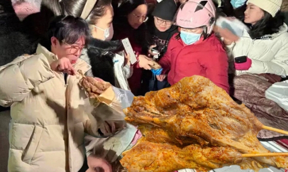 Món ăn 'đắt giá' được tranh giành bởi sinh viên 3 trường đại học danh tiếng bậc nhất Trung Quốc: Không đặt trước thì chưa chắc mua nổi!