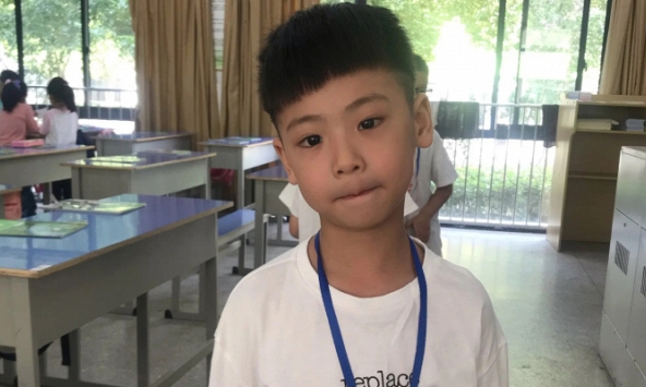 Cậu bé tiểu học làm bài toán tính giá tiền, viết 1 câu mà cô giáo cười nắc nẻ: Lớp có 10 em như này khéo bỏ nghề!