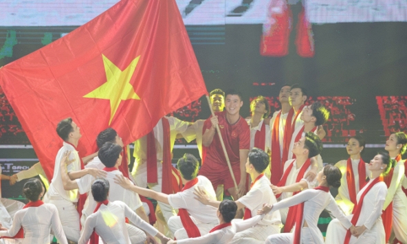 Duy Mạnh tái hiện hình ảnh cắm cờ tổ quốc tại Thường Châu, Chủ tịch CLB Hà Nội hoá nhạc trưởng trong ngày trọng đại của bầu Hiển