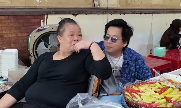 Khoa Pug mục sở thị hàng 'bún chửi' khét tiếng, cố tình làm một việc nhưng không thành 