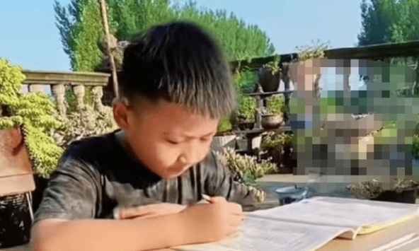 Đơn xin nghỉ học của cậu bé cấp 1 khiến giáo viên cười đau bụng: Không nói nhiều, gọi điện 'mách' ngay phụ huynh!