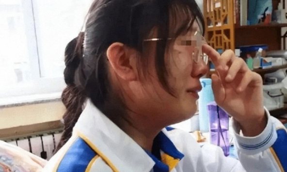 Hiệu trưởng bí mật làm một 'món quà' gửi đến học trò, xem xong ai cũng khóc cạn nước mắt