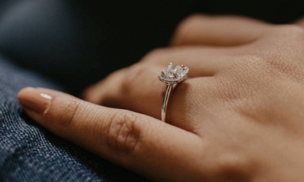Cô gái được cầu hôn bằng nhẫn kim cương, 2 ngày sau phát hiện ra bí mật động trời