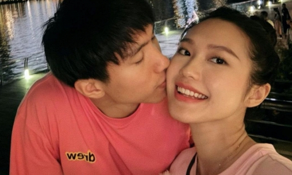 Doãn Hải My được Đoàn Văn Hậu hôn má ở Singapore, lộ thêm bằng chứng có tin vui chỉ qua một món đồ hiệu