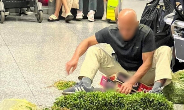 Phản cảm hình ảnh khách Tây ngồi nhặt rau giữa sảnh sân bay Nội Bài